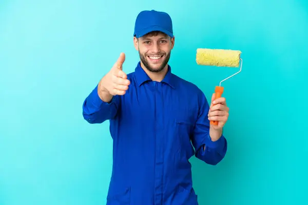 Painter Caucasian Man Isolated Blue Background Shaking Hands Closing Good — Stock Photo, Image