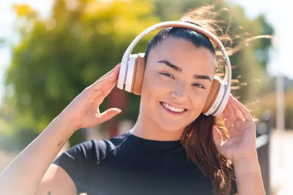 Молода Красива Брюнетка Слухає Музику — стокове фото