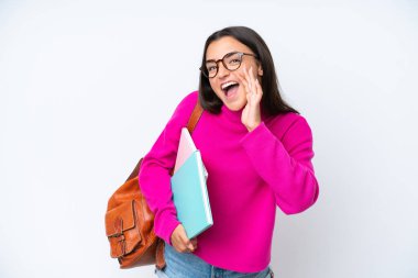 Beyaz arka planda izole edilmiş genç bir kadın ağzı açık bağırıyor.