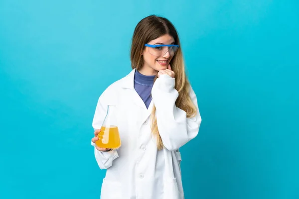 Ung Blond Vetenskaplig Kvinna Isolerad Blå Bakgrund Tittar Sidan Och — Stockfoto