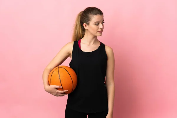 Νεαρή Ξανθιά Γυναίκα Παίζει Μπάσκετ Απομονωμένη Ροζ Φόντο Κοιτάζοντας Στο — Φωτογραφία Αρχείου