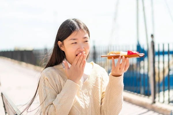 Jovem Chinesa Segurando Sashimi Livre Com Surpresa Expressão Facial Chocada — Fotografia de Stock