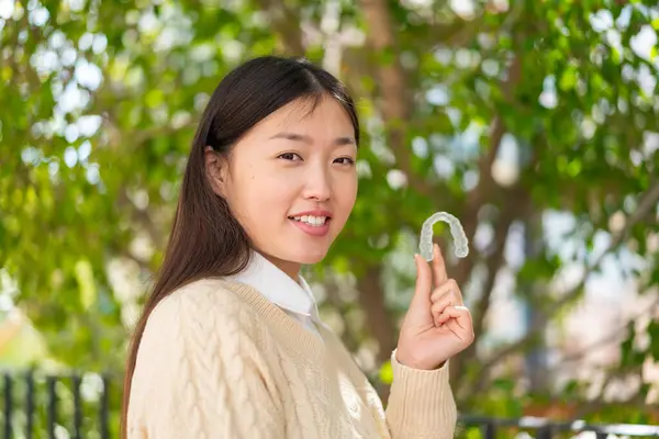 Jeune Femme Chinoise Tenant Des Bretelles Invisibles Extérieur Souriant Beaucoup — Photo