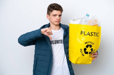 Beyaz arka planda geri dönüşüm yapmak için elinde plastik şişelerle dolu bir çanta tutan Rus ergen.