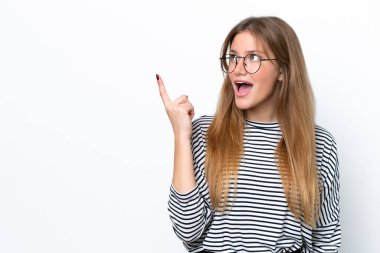 Beyaz arka planda izole edilmiş genç beyaz kadın çözümü bulmak için parmağını kaldırıyor.