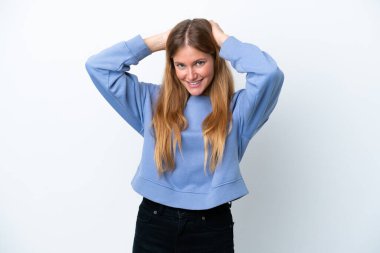 Genç sarışın kadın beyaz arka planda yalnız gülüyor.