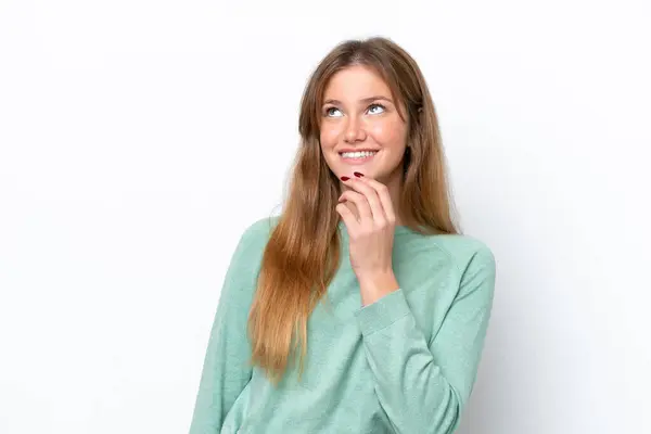 Jonge Kaukasische Vrouw Geïsoleerd Witte Achtergrond Zoek Omhoog Terwijl Glimlachen — Stockfoto