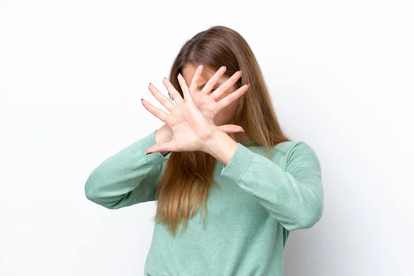 Mulher Branca Jovem Isolado Fundo Branco Nervoso Esticando Mãos Para — Fotografia de Stock