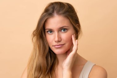 İzotoplu arka planda sarışın güzel bir kadının portresi.