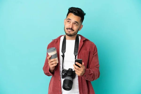 Young Photographer Caucasian Man Isolated Blue Background Holding Coffee Take — Stock Photo, Image