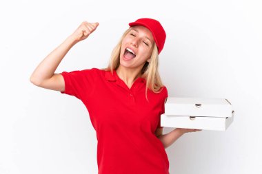 Beyaz arka planda pizza taşıyan teslimatçı kadın zaferi kutluyor.