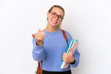 Beyaz arka planda izole edilmiş genç beyaz bir kadın kendini davet ettiriyor. Gelmene sevindim.