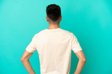 Kafkasyalı genç adam arka planda mavi arka planda izole edildi