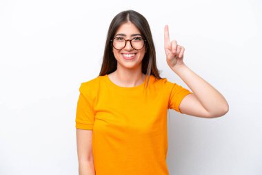 Beyaz arka planda izole edilmiş beyaz bir kadın harika bir fikre işaret ediyor.