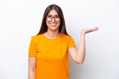 Beyaz arka planda izole edilmiş genç beyaz kadın bir ilan vermek için avucunun içinde hayali bir fotokopi makinesi tutuyor.