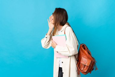 İrlandalı genç bir bayan izole edilmiş arka planda ağzı açık bağırıyor.