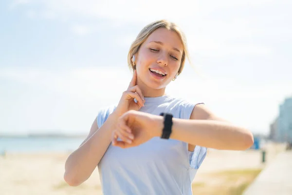 Mujer Rubia Joven Aire Libre Haciendo Deporte Con Reloj Deportivo — Foto de Stock