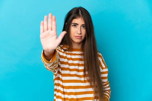 Νεαρή Καυκάσια Γυναίκα Απομονωμένη Μπλε Φόντο Κάνοντας Χειρονομία Στοπ — Φωτογραφία Αρχείου