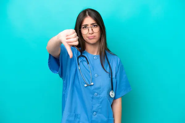 Jonge Verpleegster Kaukasische Vrouw Geïsoleerd Blauwe Achtergrond Tonen Duim Naar — Stockfoto