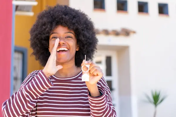 African American Girl Holding Home Keys Outdoors Shouting Mouth Wide — Stock Photo, Image