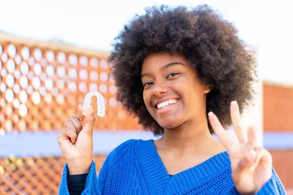 African American Girl Holding Invisible Braces Outdoors Smiling Showing Victory — Stock Photo, Image