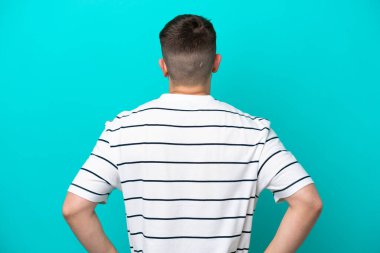 Kafkasyalı genç adam arka planda mavi arka planda izole edildi