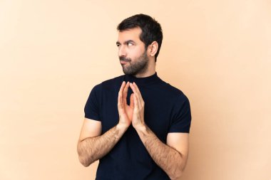 Kafkasyalı yakışıklı adam soyutlanmış arka planda bir şeyler çeviriyor.