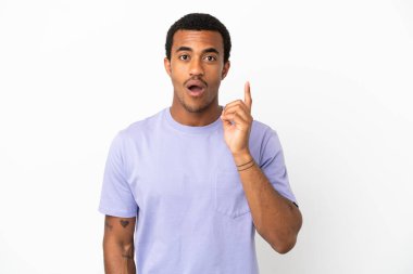 İzole edilmiş beyaz arka planda yaşayan Afro-Amerikalı yakışıklı bir adam parmağını kaldırarak çözümü anlamaya çalışıyor.