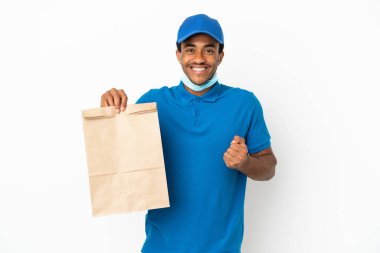 Afro-Amerikalı bir adam beyaz arka planda izole edilmiş bir paket yiyecek alarak galibiyeti kutluyor.