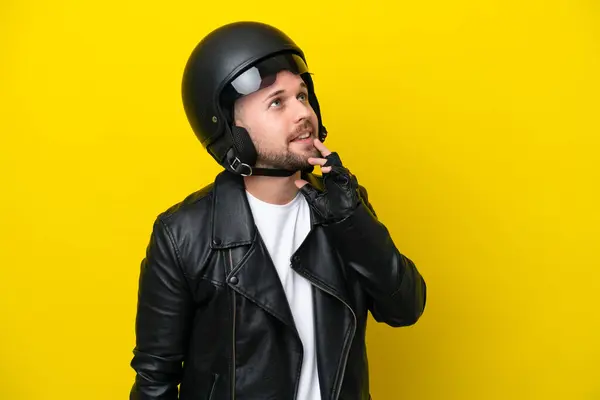 Junger Kaukasischer Mann Mit Motorradhelm Auf Gelbem Hintergrund Der Lächelnd — Stockfoto