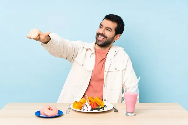 Masada Kahvaltı Yapan Waffle Yiyen Milkshake Içen Bir Adam Var — Stok fotoğraf