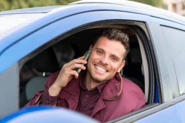 Açık havada genç beyaz bir adam.