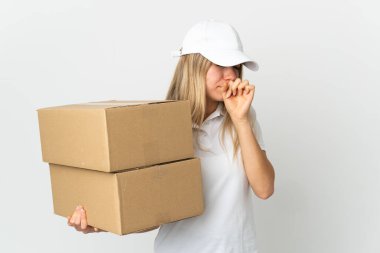 Beyaz arka planda izole edilmiş genç teslimatçı kadın çok öksürüyor. 