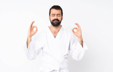 Zen pozisyonunda karate yapan genç bir adam.