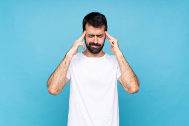Sakallı genç bir adam soyutlanmış mavi bir geçmişi ve baş ağrısı var.