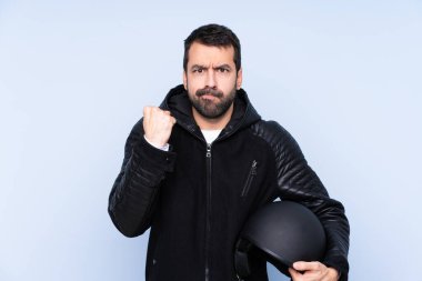 Motosiklet kasklı bir adam öfkeli hareketlerle izole edilmiş bir arka plan.