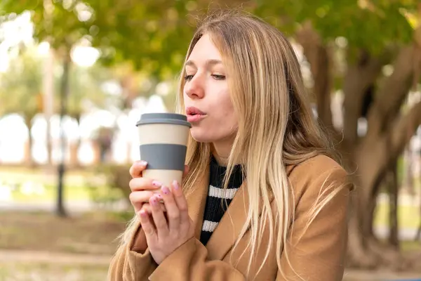 Joven Mujer Rubia Bonita Sosteniendo Café Para Llevar Aire Libre — Foto de Stock