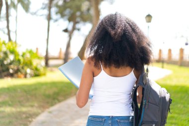 Genç bayan öğrenci arka pozisyonda.