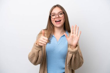 Genç Litvanyalı kadın beyaz arka planda izole edilmiş. Parmakları olan altı kişi saydım.