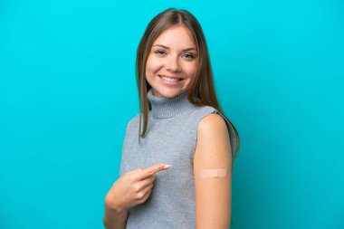 Mavi arka planda izole edilmiş yara bandı takan Litvanyalı genç bir kadın.