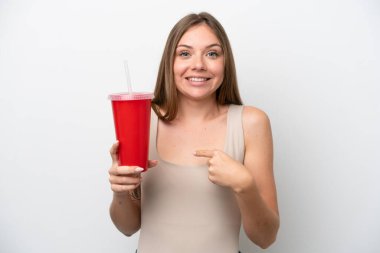 Litvanyalı genç bir kadın beyaz arka planda soluk soluğa kalmış, şaşırmış bir yüz ifadesi var.