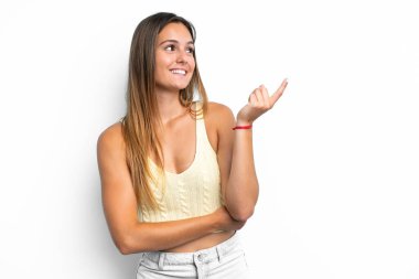 Beyaz arka planda izole edilmiş beyaz bir kadın harika bir fikre işaret ediyor.