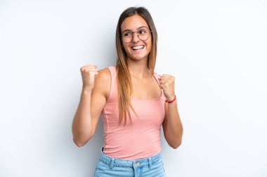 Beyaz arka planda izole edilmiş beyaz bir kadın zaferi kutluyor.