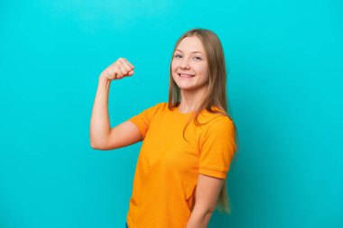 Mavi arka planda izole edilmiş genç Rus kadın güçlü bir jest yapıyor.