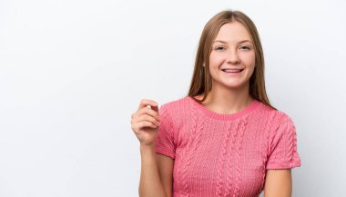 Beyaz arka planda yalnız yaşayan genç Rus kadın gülüyor.