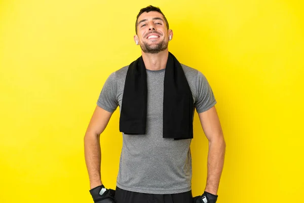 Młody Sport Kaukaski Człowiek Izolowane Żółtym Tle Śmiech — Zdjęcie stockowe