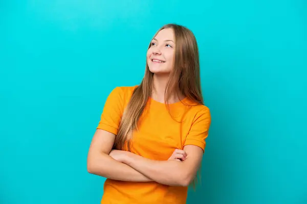 Genç Rus Kadın Mavi Arka Planda Izole Edilmiş Gülümserken Yukarı — Stok fotoğraf