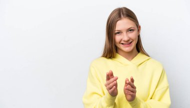 Beyaz arka planda izole edilmiş genç Rus kadın bir konferansta sunumdan sonra alkışlıyor.