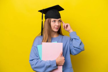 Genç Rus öğrenci, sarı arka planda izole edilmiş. Şüpheleri ve düşünceleri var.