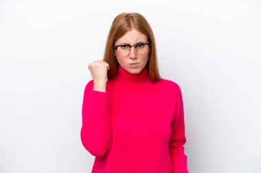 Genç kızıl saçlı kadın mutsuz bir ifadeyle beyaz arka planda izole edilmiş.